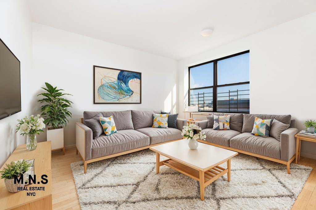 Listing photo 1 of 8