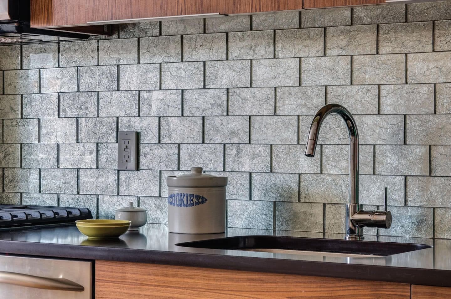 Listing photo 1 of 9