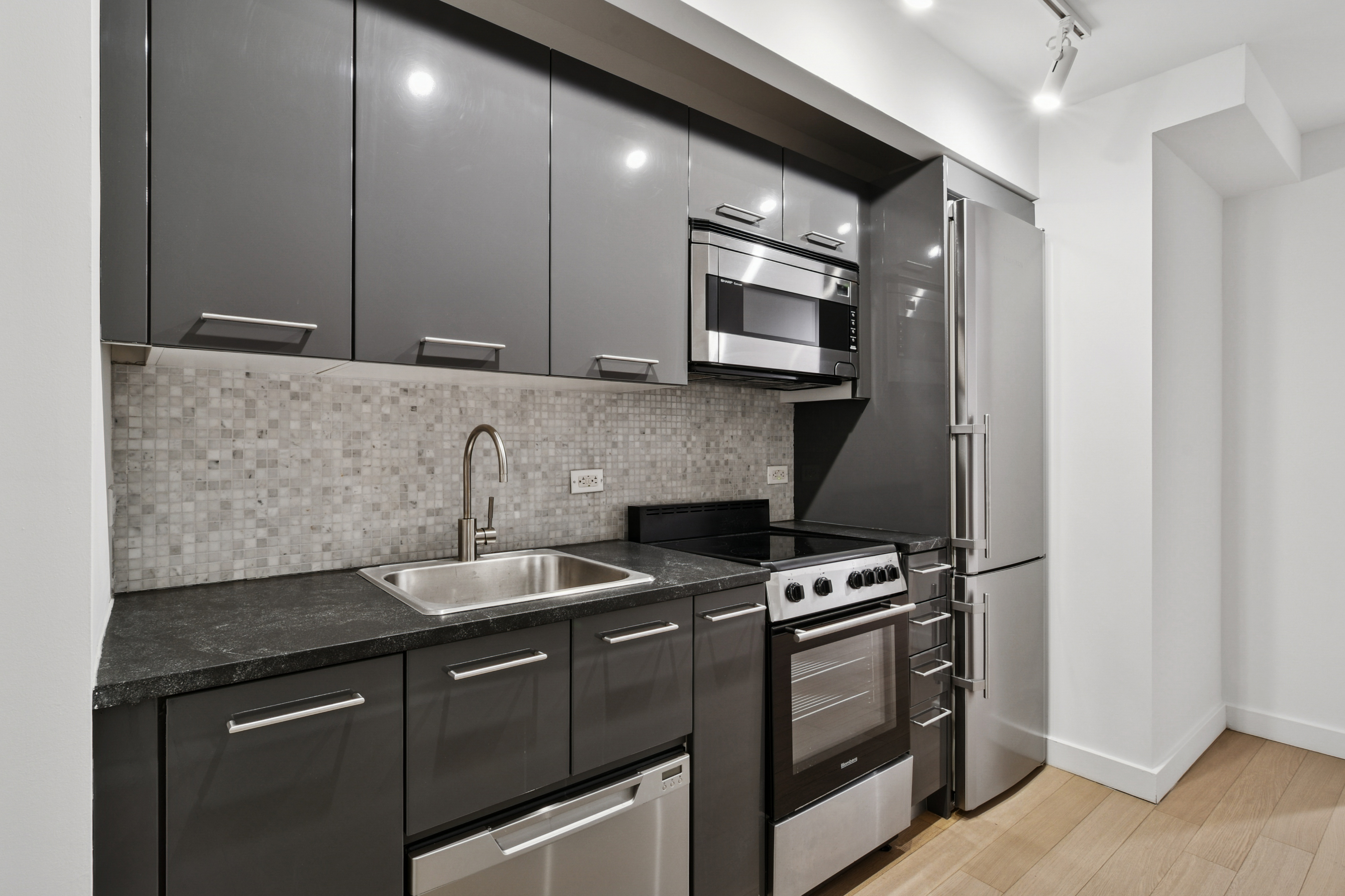 Listing photo 1 of 22