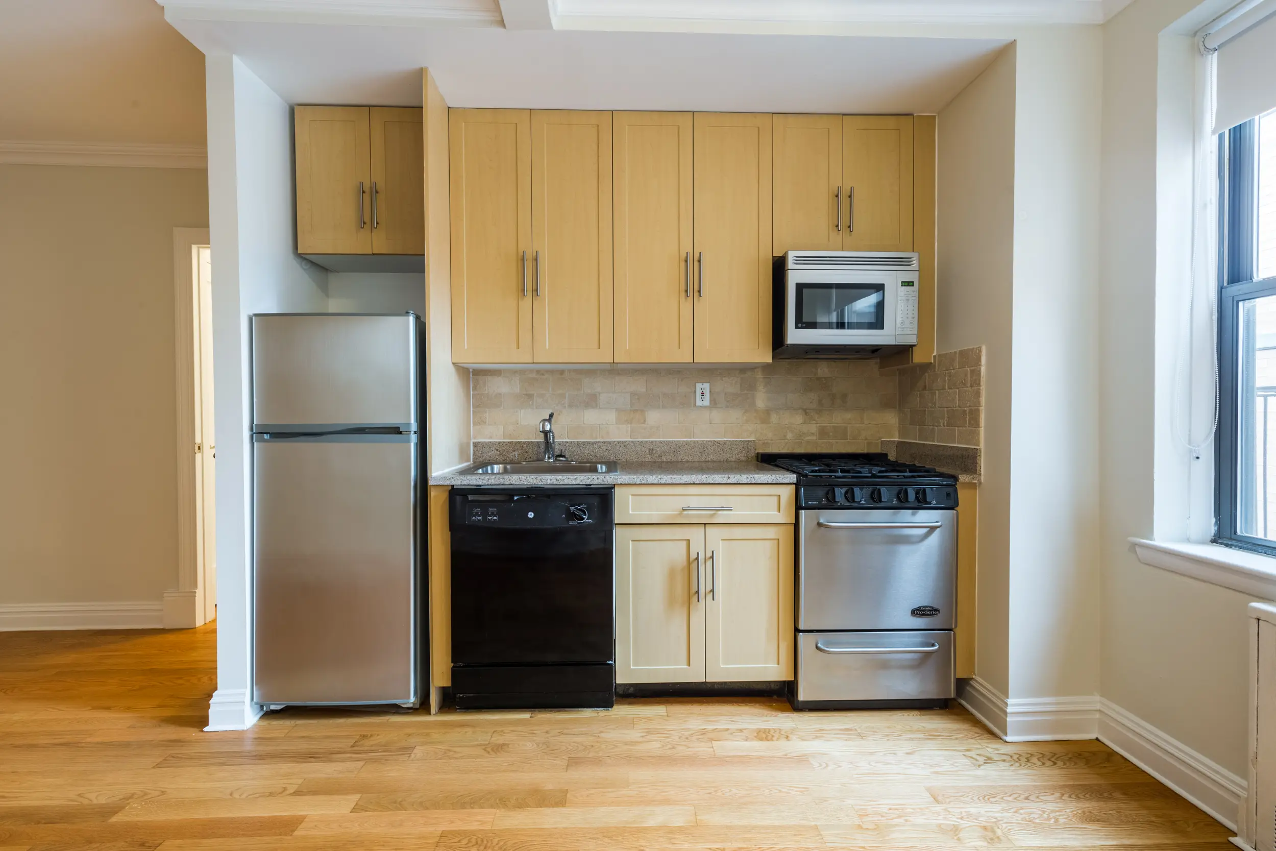 Listing photo 1 of 6