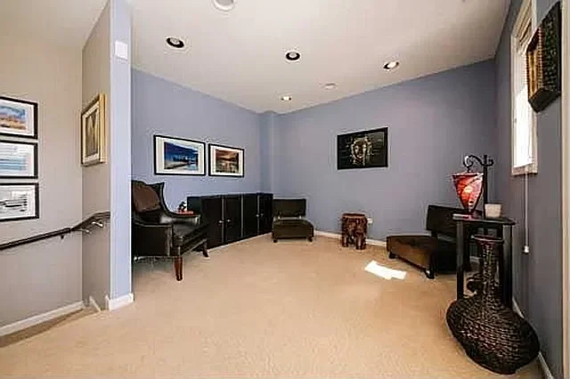 Listing photo 1 of 4