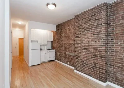 Listing photo 1 of 4