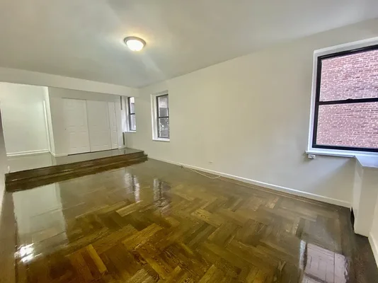 Listing photo 1 of 4