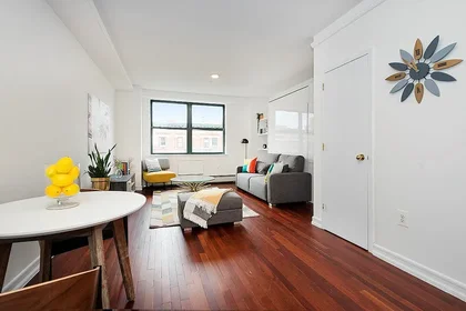 Listing photo 1 of 8