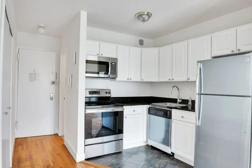 Listing photo 1 of 8