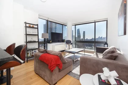 Listing photo 1 of 8