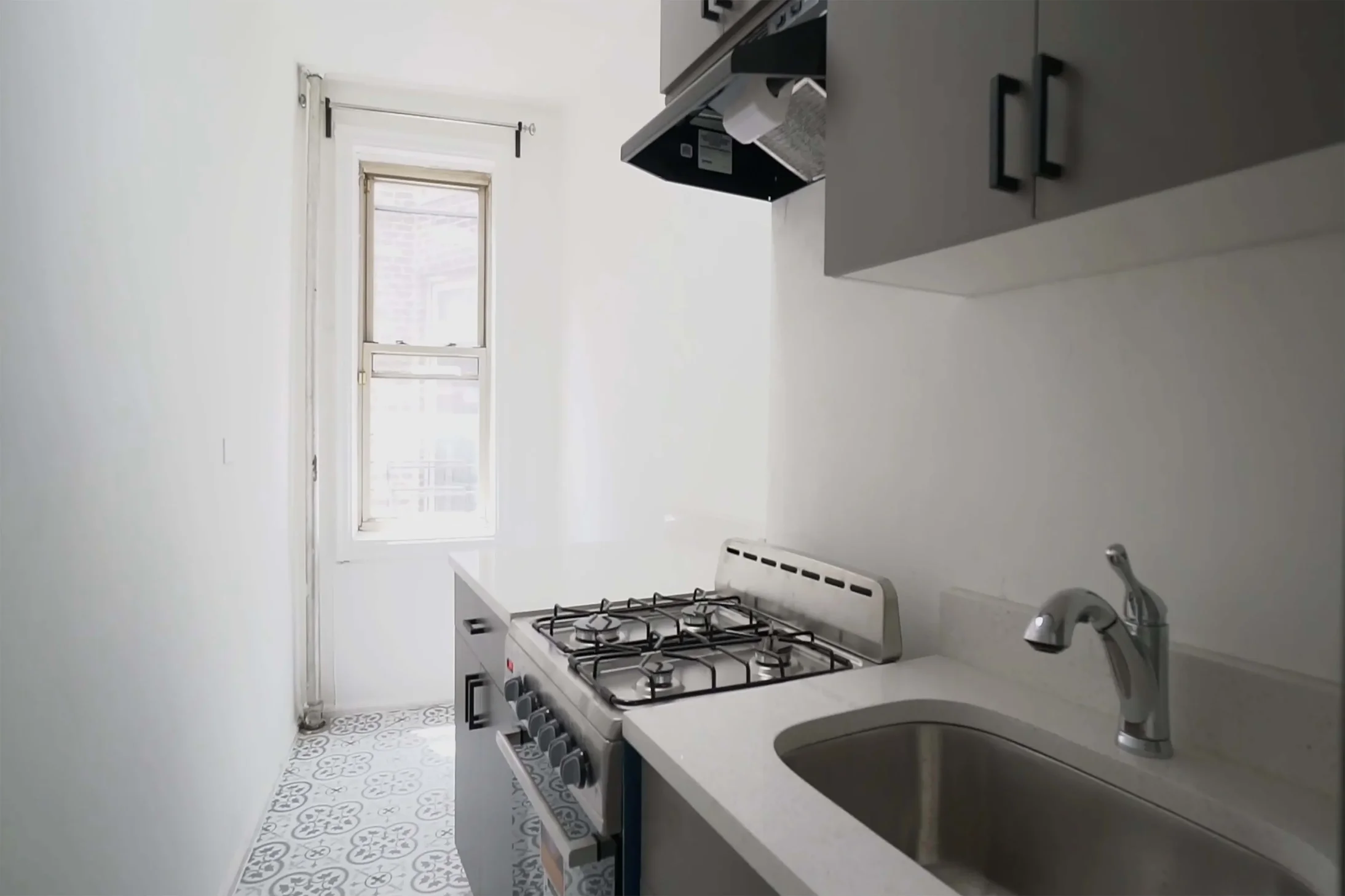 Listing photo 1 of 4