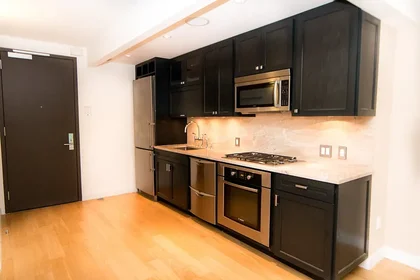 Listing photo 1 of 8