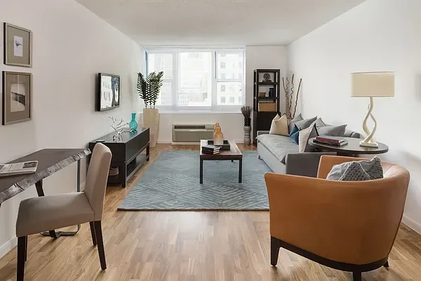 Listing photo 1 of 8