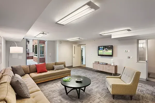 Listing photo 1 of 8