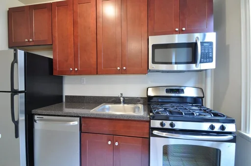 Listing photo 1 of 9