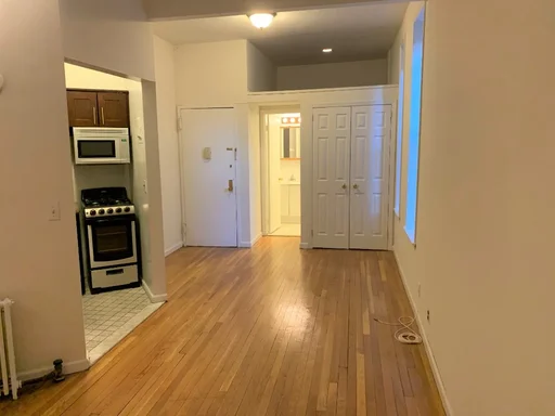 Listing photo 1 of 8