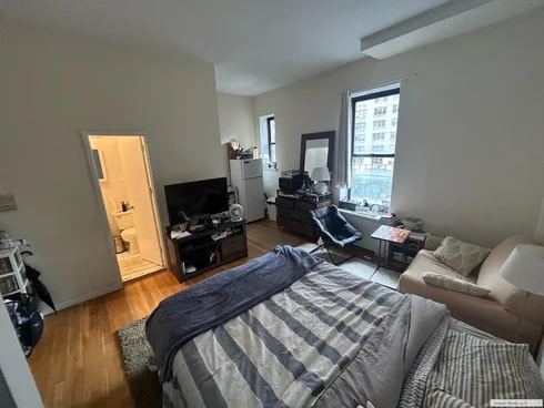 Listing photo 1 of 12