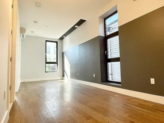 Listing photo 1 of 8