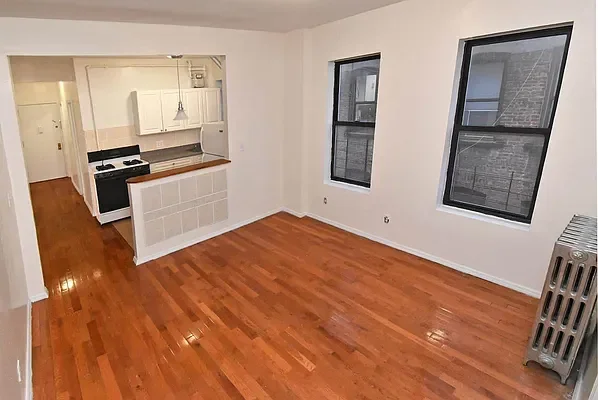 Listing photo 1 of 4