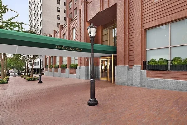 Listing photo 1 of 8