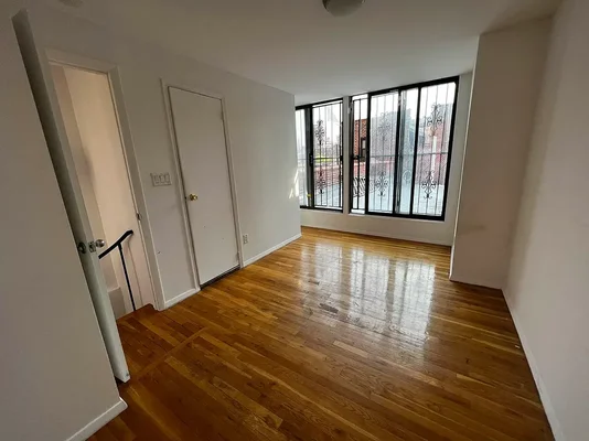 Listing photo 1 of 5