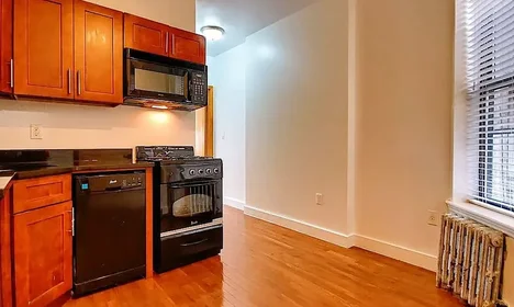 Listing photo 1 of 4