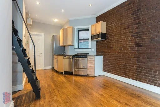 Listing photo 1 of 9