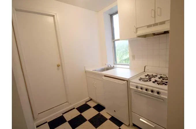 Listing photo 1 of 4