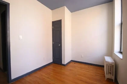 Listing photo 1 of 4