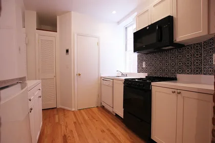 Listing photo 1 of 4