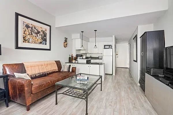 Listing photo 1 of 4