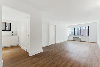 Listing photo 1 of 8