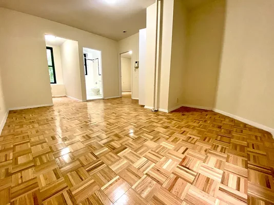 Listing photo 1 of 8