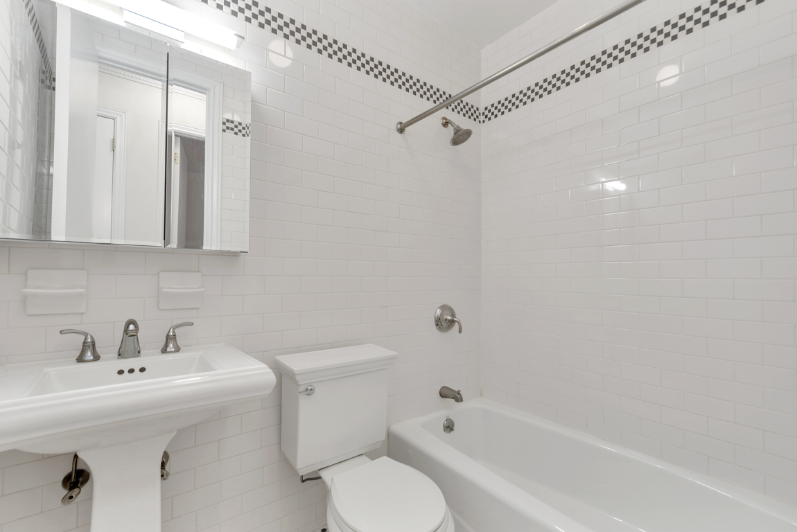 Listing photo 1 of 8