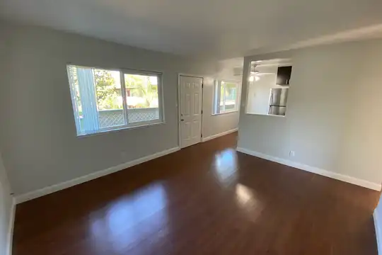 Listing photo 1 of 5
