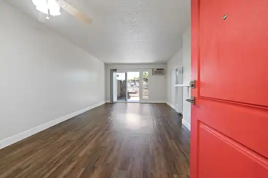 Listing photo 1 of 5
