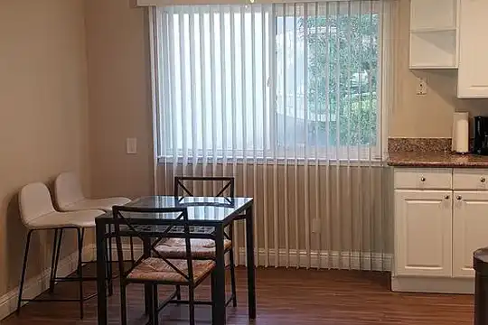 Listing photo 1 of 5