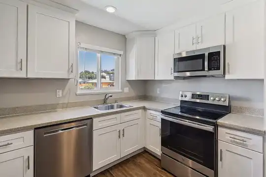 Listing photo 1 of 5