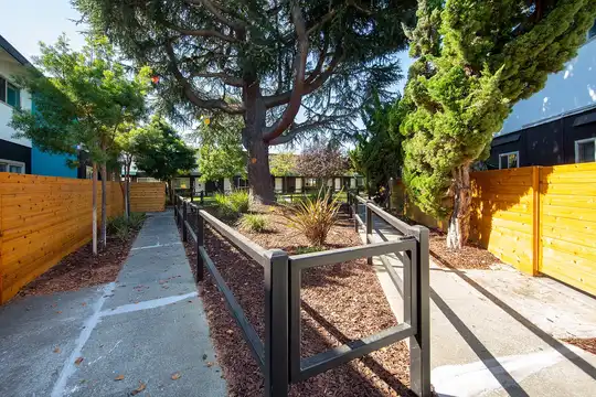 Listing photo 1 of 5