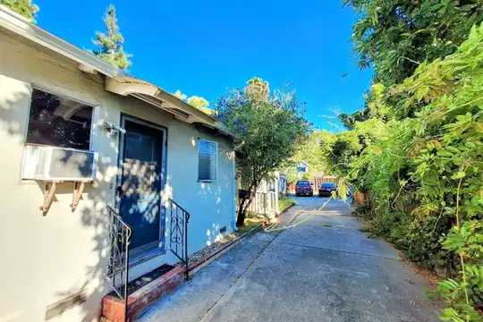 Listing photo 1 of 5