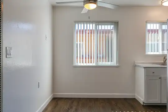 Listing photo 1 of 5