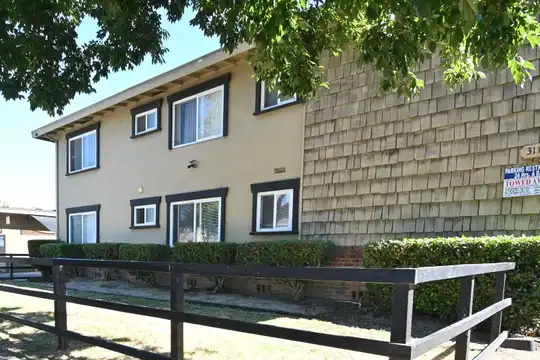 Listing photo 1 of 5