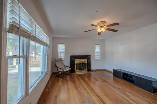 Listing photo 1 of 5