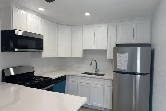 Listing photo 1 of 5