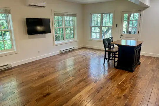 Listing photo 1 of 5