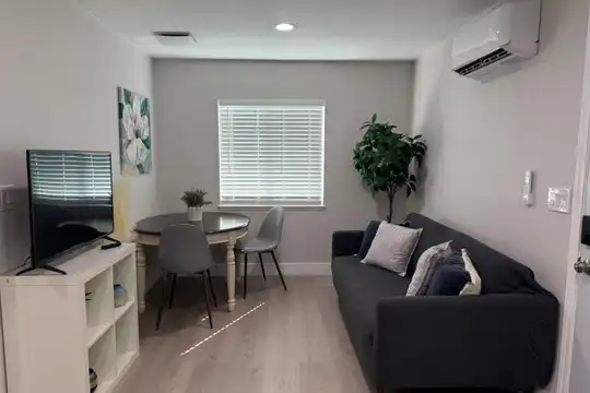 Listing photo 1 of 5