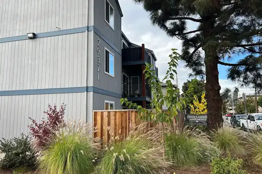 Listing photo 1 of 5