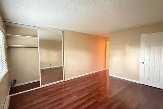 Listing photo 1 of 5