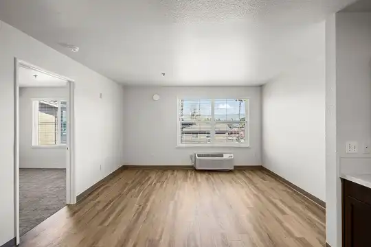 Listing photo 1 of 5