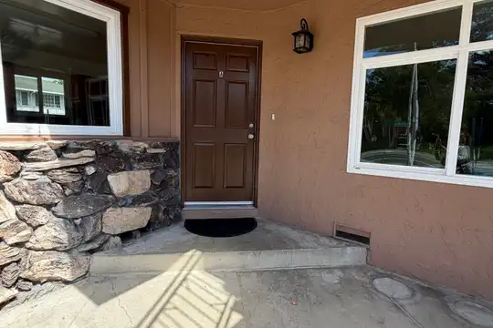 Listing photo 1 of 5