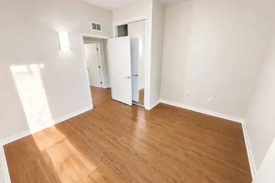 Listing photo 1 of 5