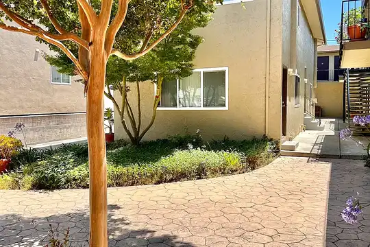 Listing photo 1 of 5
