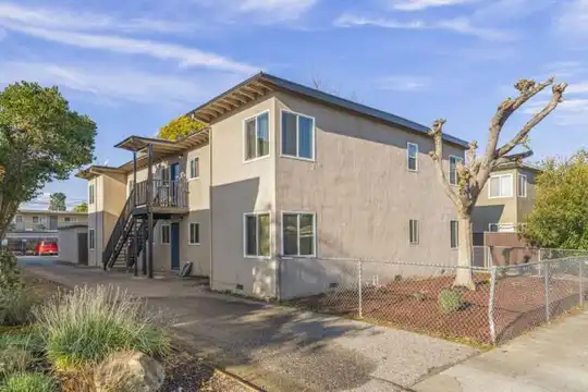 Listing photo 1 of 5