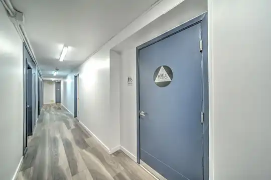 Listing photo 1 of 5